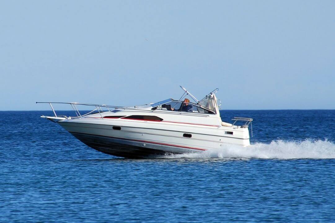 lancha navegando sin problemas gracias a aditivos de calidad BKN